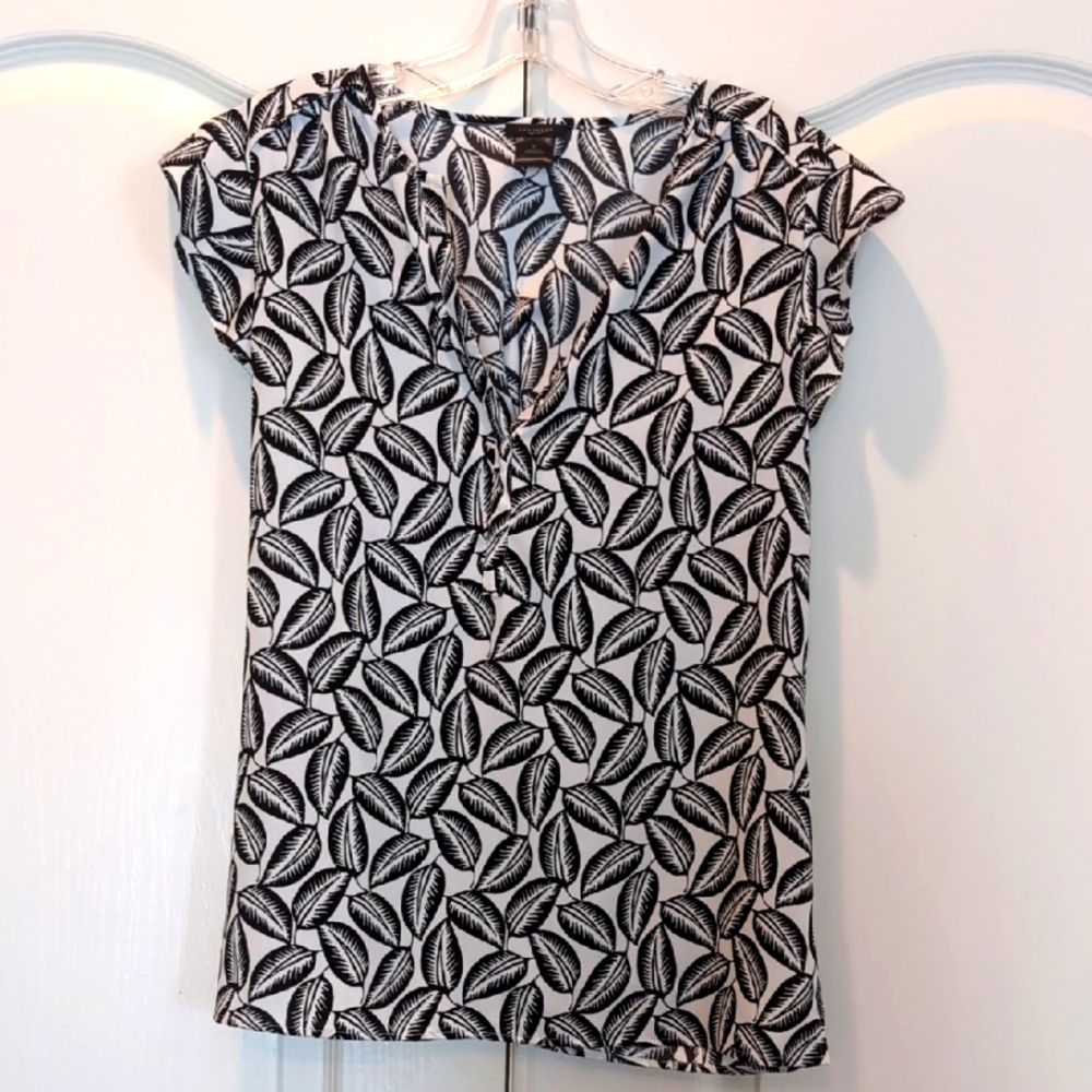 Ann Taylor Black and White Graphic Cap Sleeve Blouse